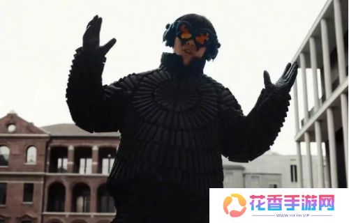 向佐改换“哥斯拉”风格，臃肿扭曲衣装太雷人，本人回应：参考外星人