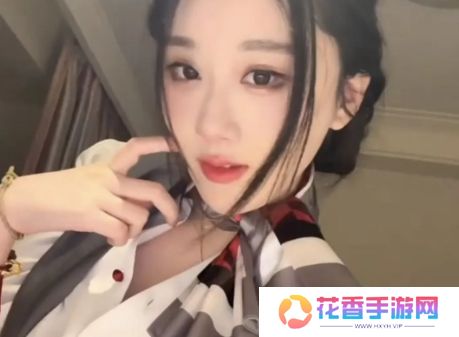 轩子巨2兔晒多张美照，称自己在酒店做兼职，衣衫花哨引网友吐槽